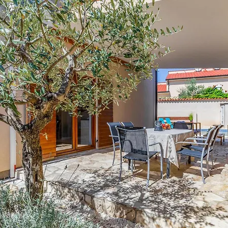 4 Bedroom Cozy In Casa de Férias